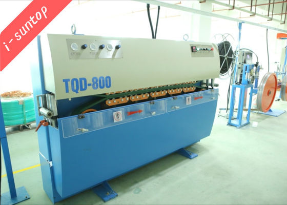 Пневматическое тяговое устройство для внешней линии обшивки кабелей из оптических волокон