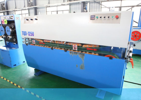 Пневматическое тяговое устройство для внешней линии обшивки кабелей из оптических волокон